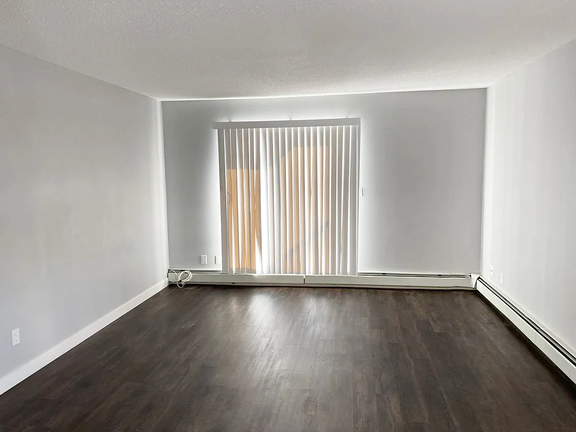Redwood Manor — Photo 4