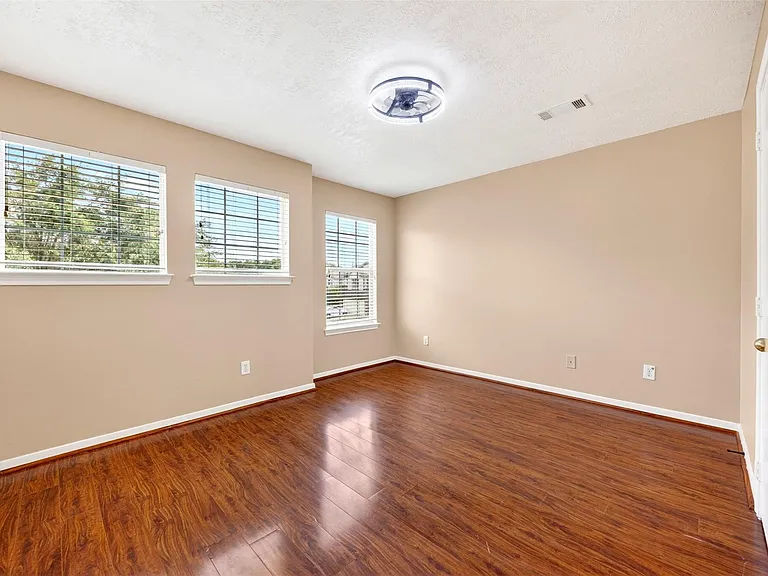 15014 Middle Oaks Blvd — Photo 30