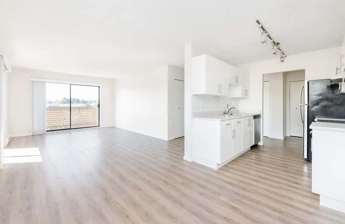 Roberts Manor Apartments — Photo 3