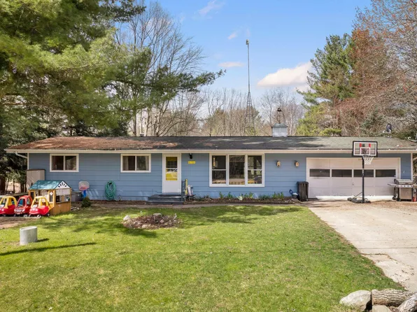 9825 Miramichi Dr, Evart, MI 49631
