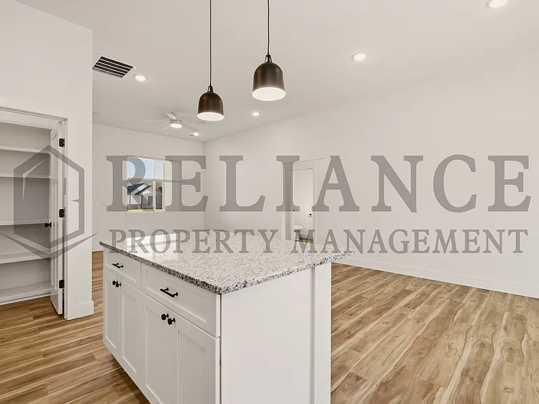 701 E Elmwood St — Photo 9
