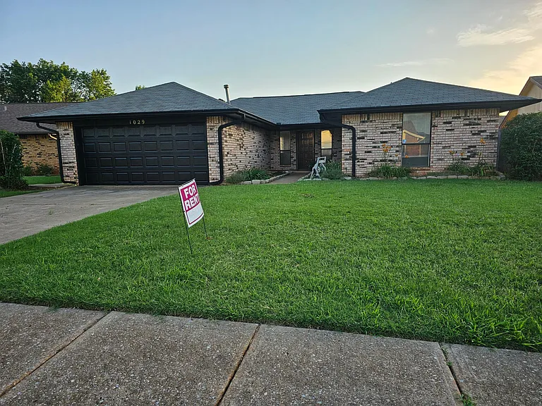 1029 Hunters Glen Cir — Photo 1
