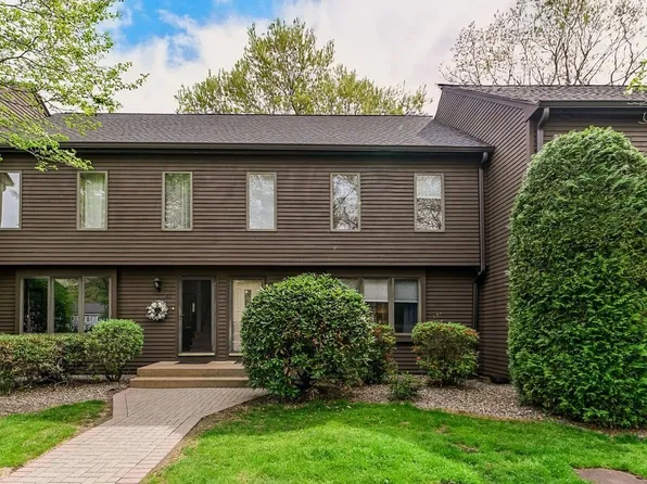 16 Village Way APT D, Norton, MA 02766