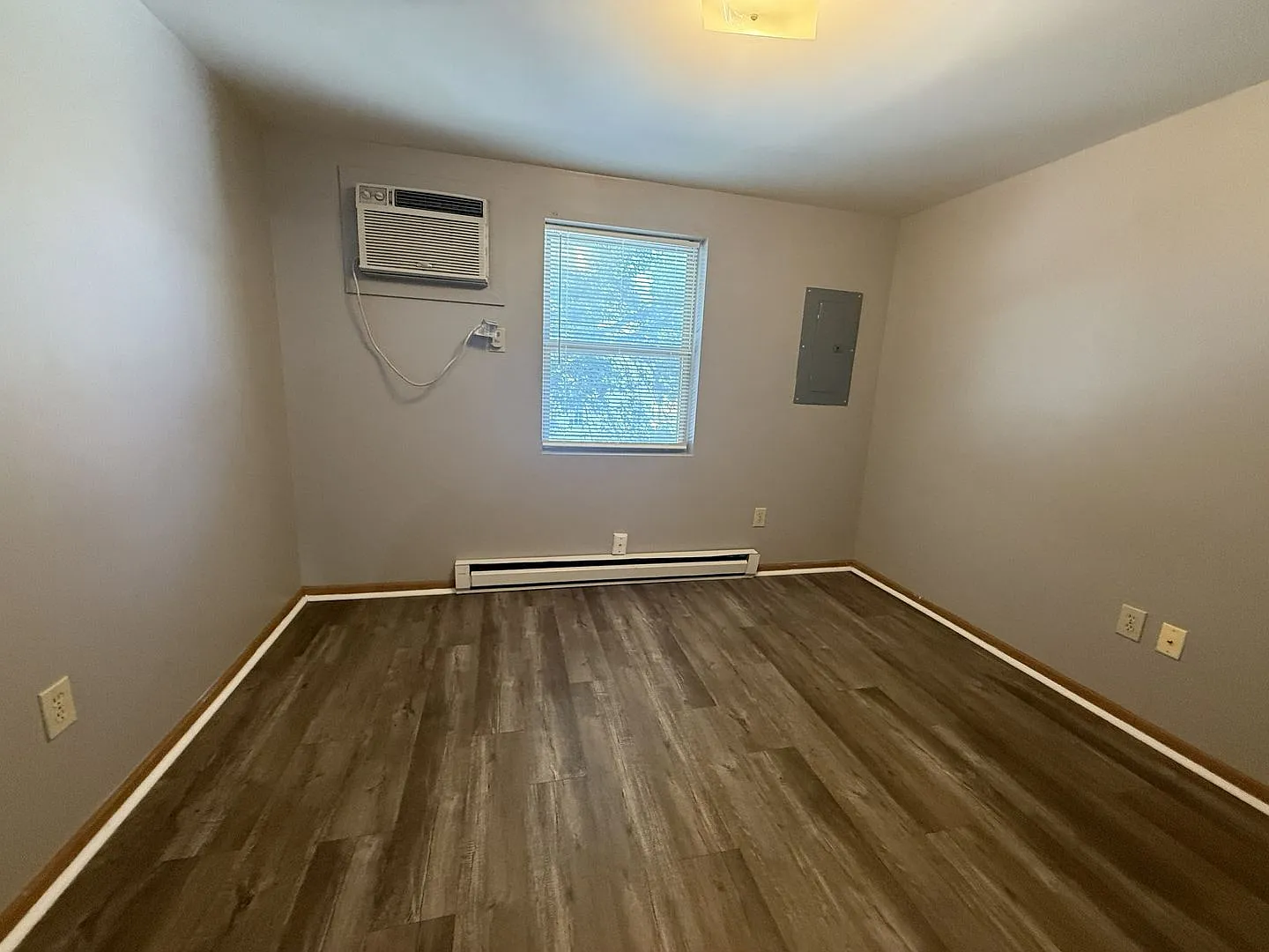 Campus View - Pet Friendly 1 Bedrooms with On-Site Laundry between Wabash College & Downtown — Photo 3