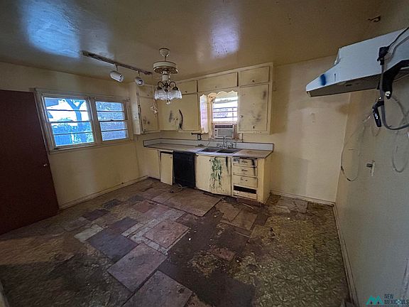 3rd image of 1003 Albert St