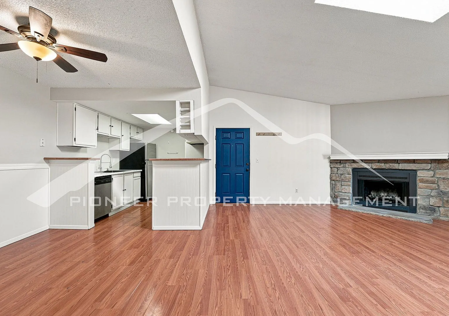 Spacious Condo with Central AC and Washer/Dryer — Photo 4