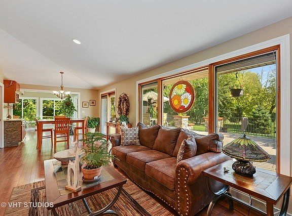 5th image of 125 Kishwaukee Ln