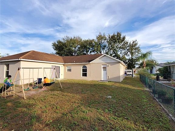 5th image of 208 Bedford Dr