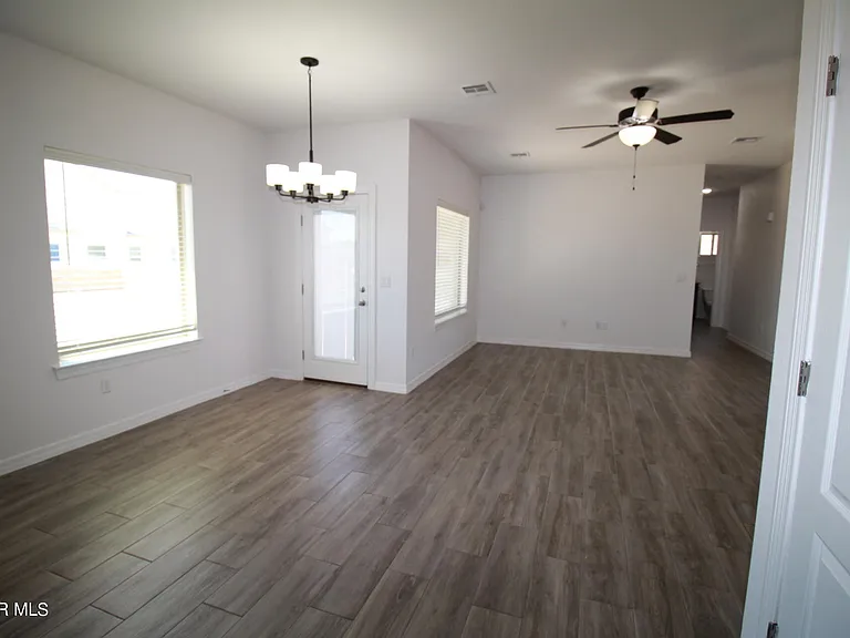 620 Adrian Arellano St W — Photo 20