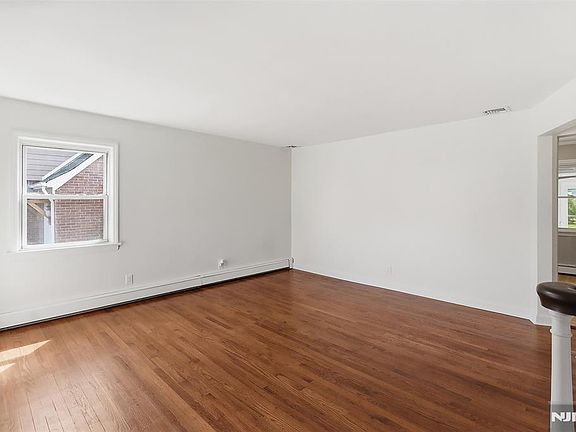 5th image of 47 Peek St