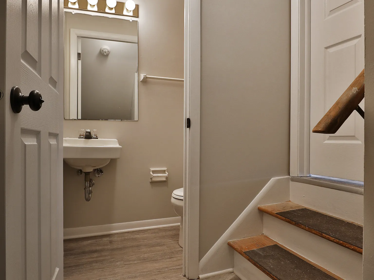 2 bed, 1.5 bath, 1000 sqft, $1,350 — Photo 2