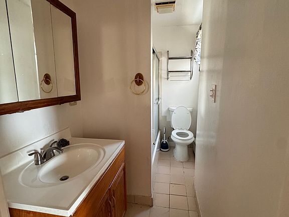 5th image of 31 Jackson Ave #4