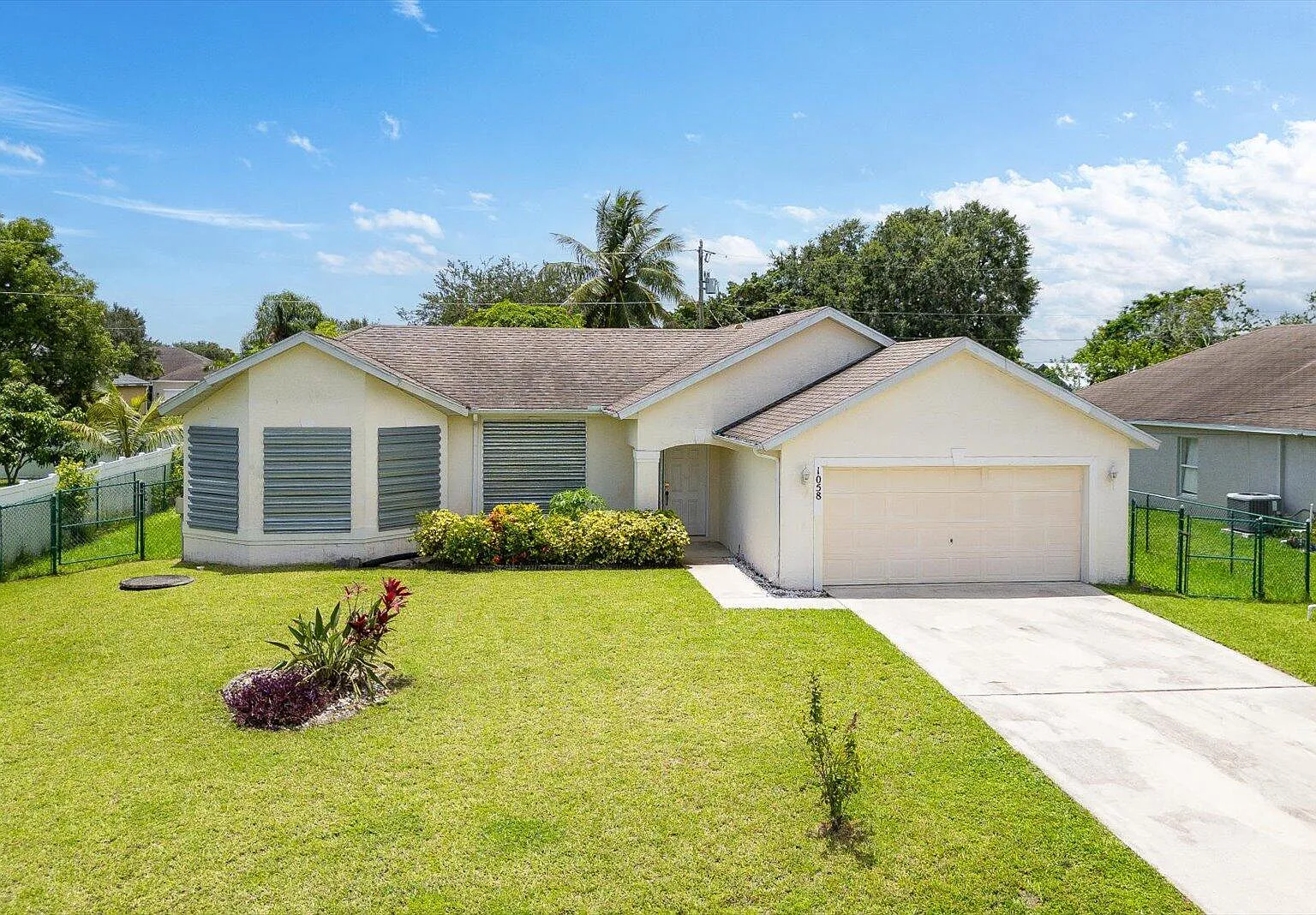 4 bed, 2.0 bath, 1813 sqft, $2,700 — Photo 3