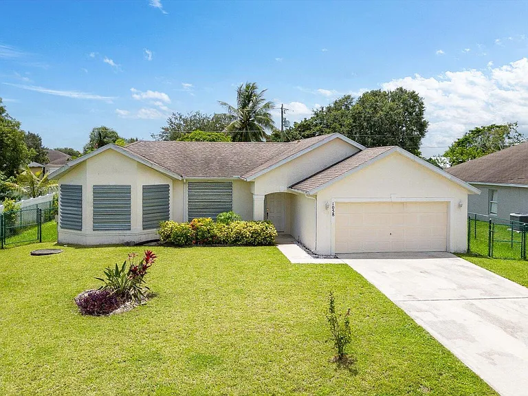 1058 SW Locke Ave — Photo 3