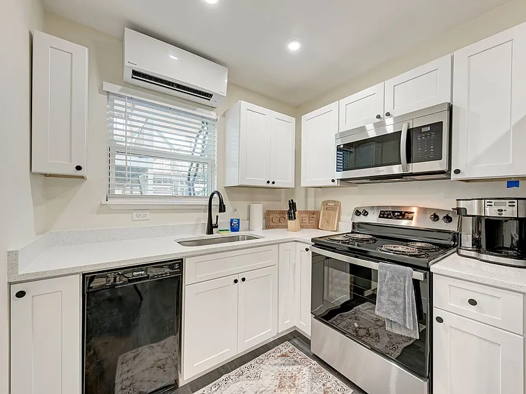 2302 Leon St #13 — Photo 5