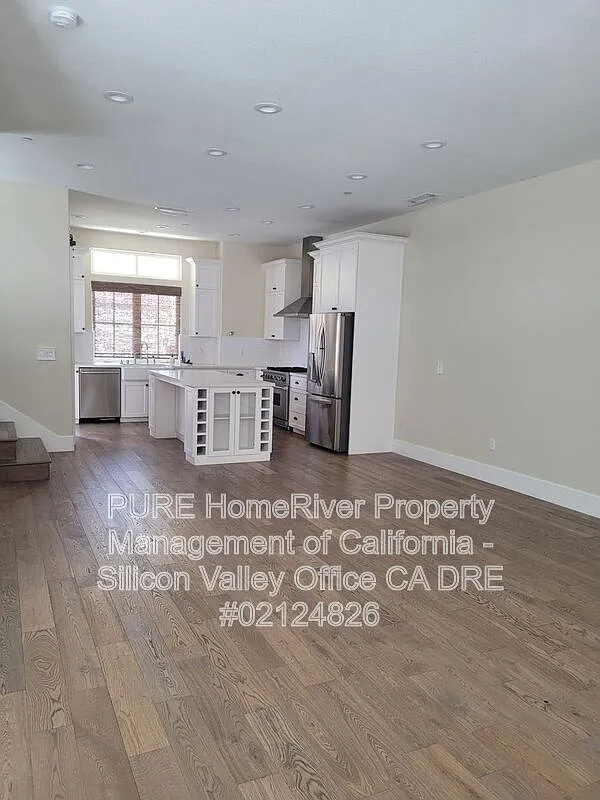 4 bed, 3.5 bath, 2165 sqft, $7,200 — Photo 2