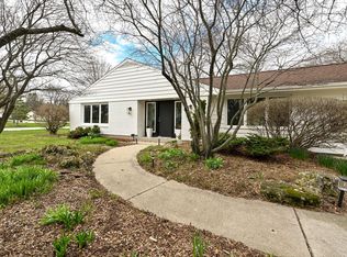 8207 N Regent Rd, Fox Pt, WI 53217