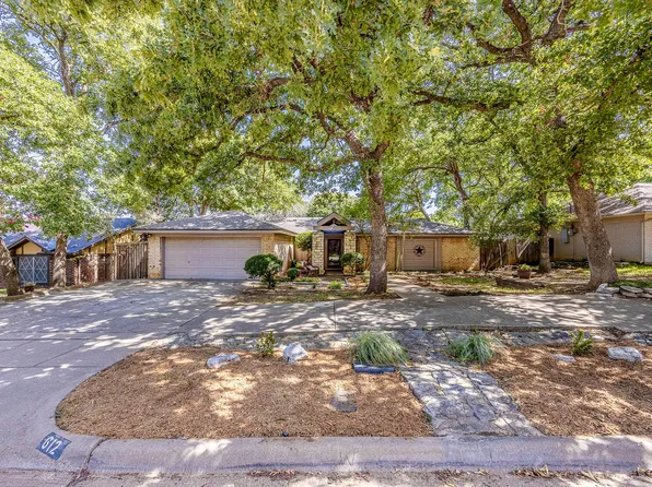 612 Stonehenge Dr, Hurst, TX 76054