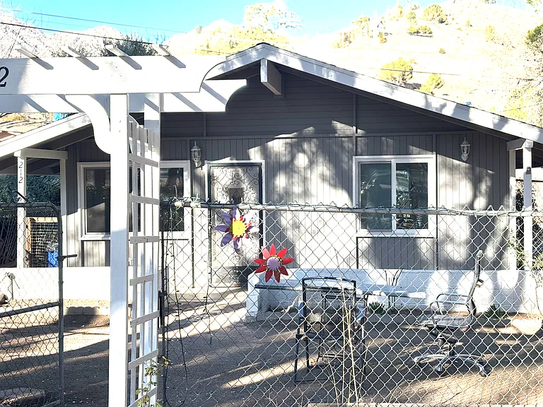 212 Woodland Dr — Photo 3