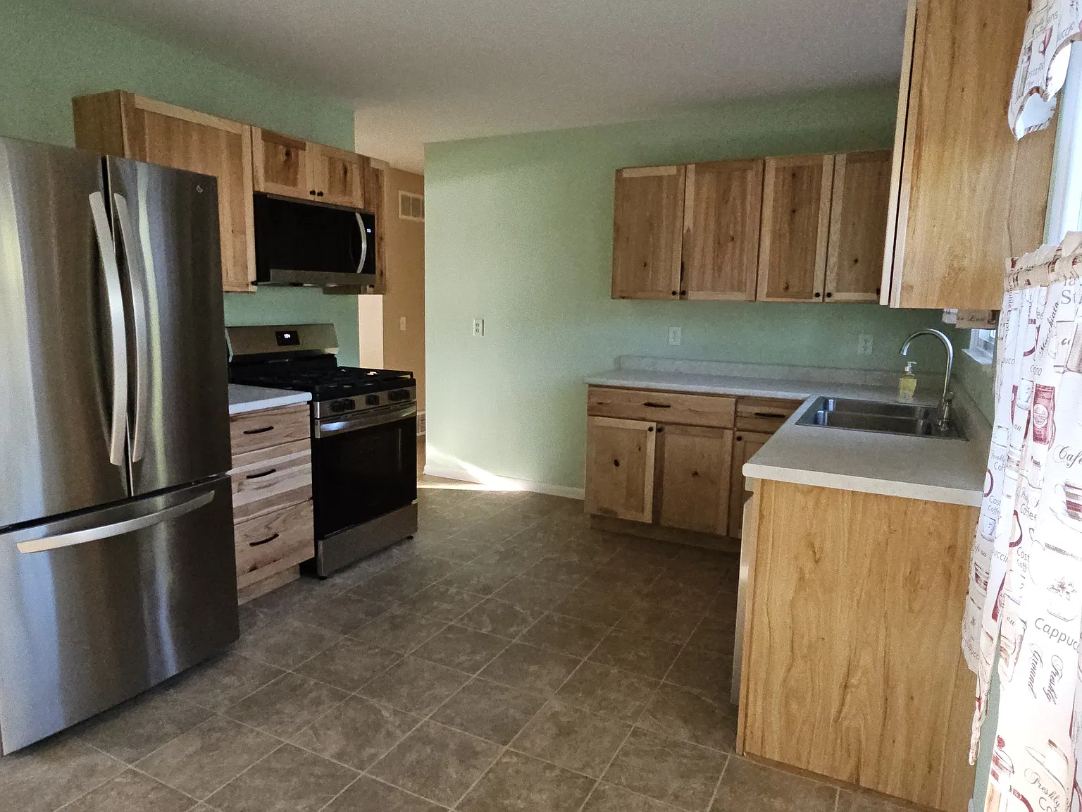 4 bed, 1868 sqft, $2,350 — Photo 3