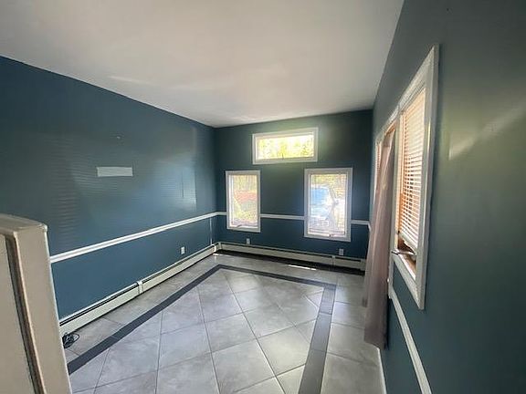 3rd image of 7 Ardmer Dr