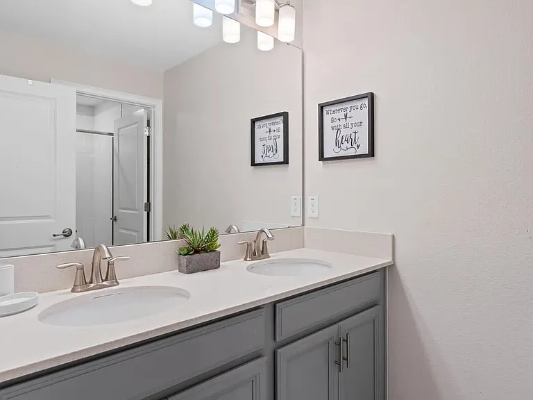 Romeo Cir — Photo 35