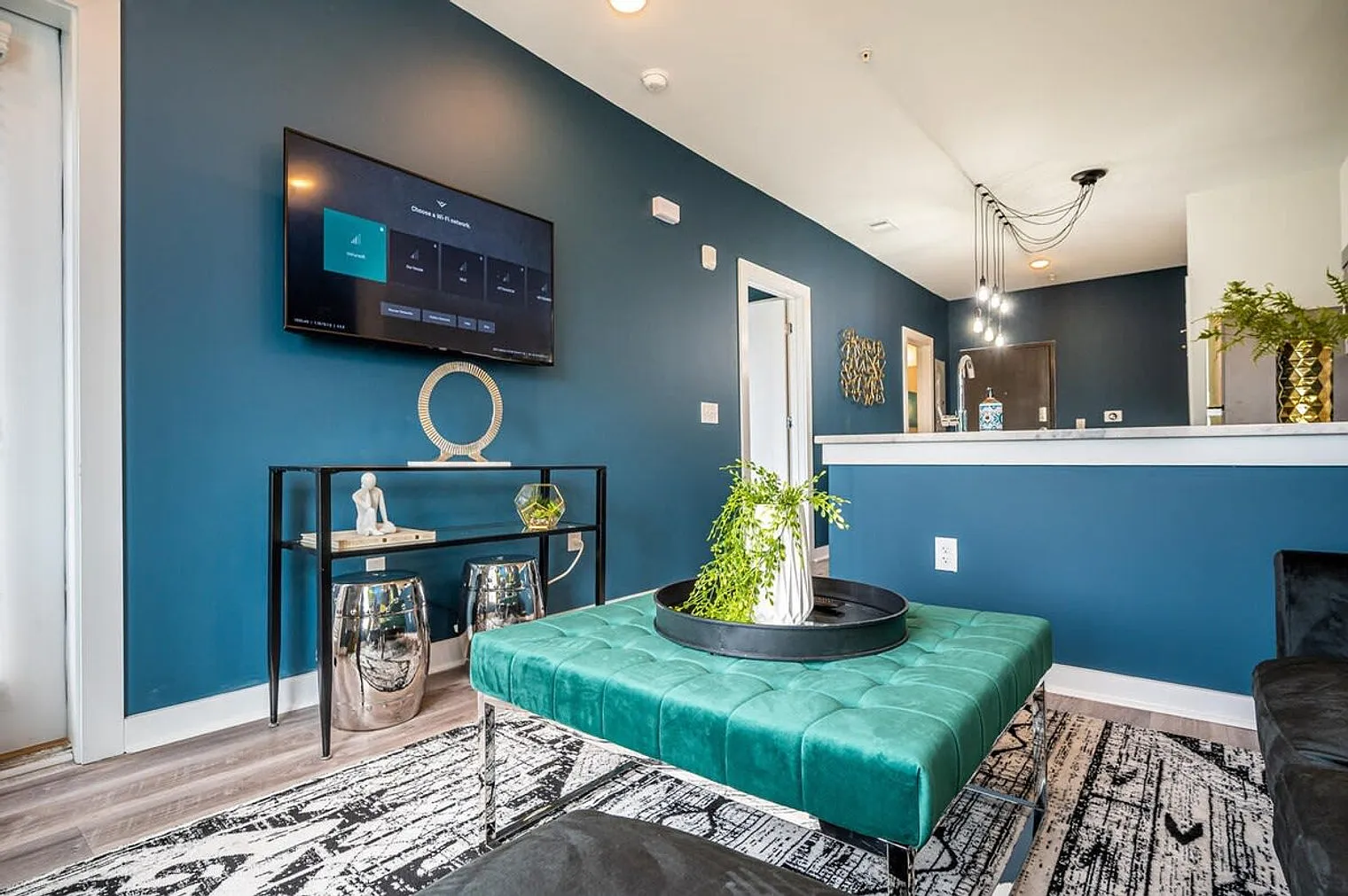 1 bed, 1.0 bath, 592 sqft, $3,862 — Photo 2