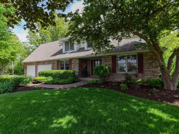 1001 Carriage Place Dr, Bettendorf, IA 52722