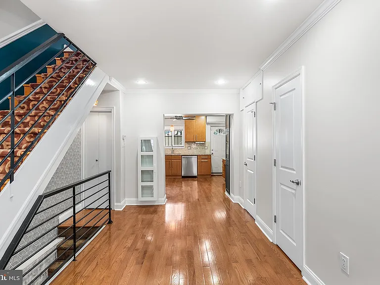 1725 S Iseminger St — Photo 6