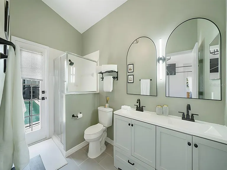 484 Windsor Pl — Photo 4