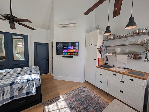 Smart TV with Bose Sound Bar. Air Conditioning