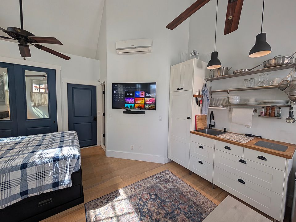 Smart TV with Bose Sound Bar. Air Conditioning