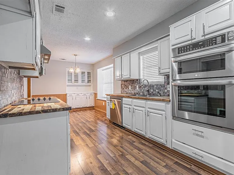 2801 Cambridgeshire Dr — Photo 10