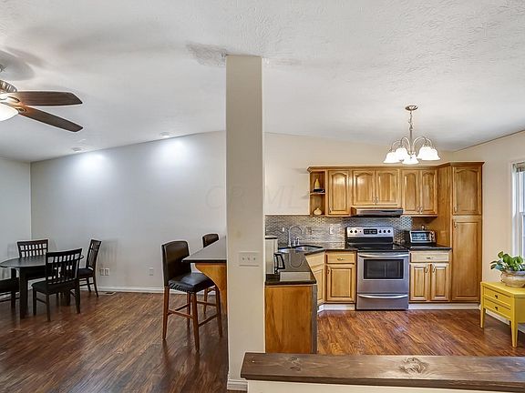 3rd image of 1111 Tillicum Dr