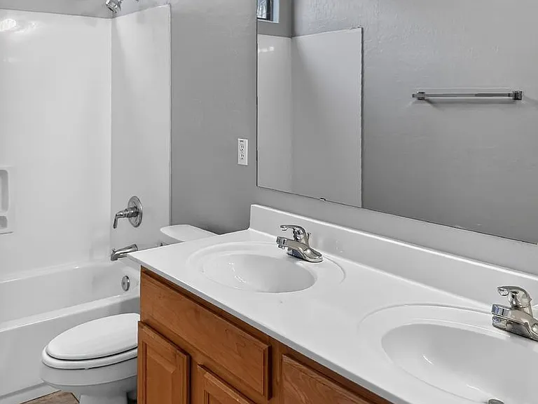 2421 W Ellis St — Photo 41