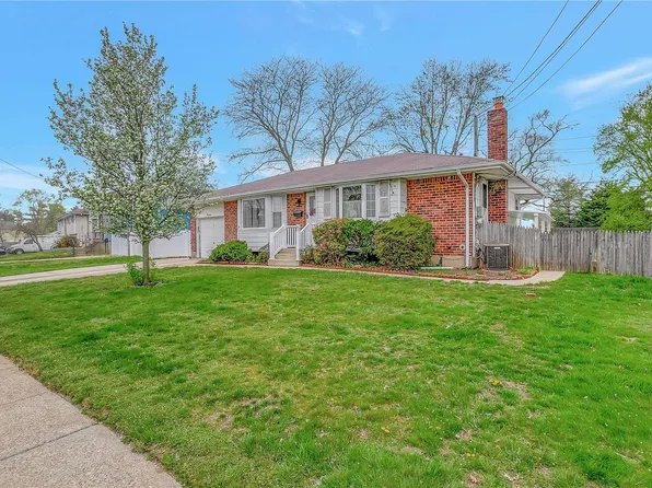 18 Pebble Lane, Deer Park, NY 11729