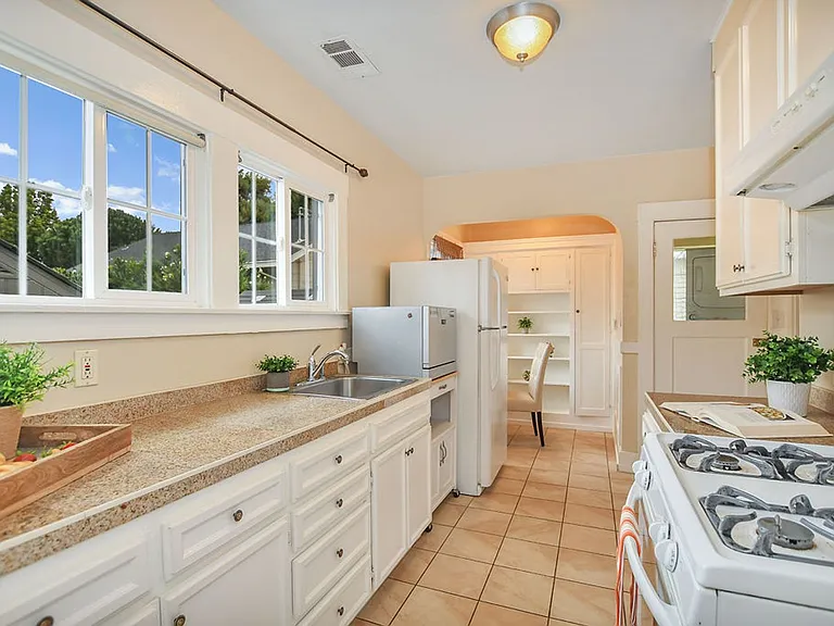405 Arreba St — Photo 9