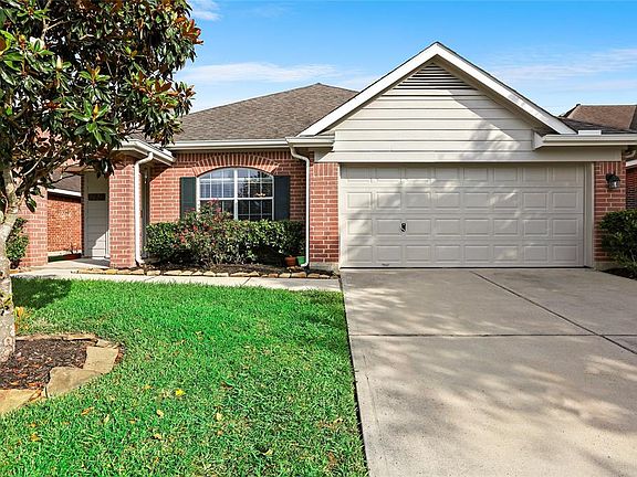 Located in Gosling Pines - such a convenient location & you have no rear neighbors here.