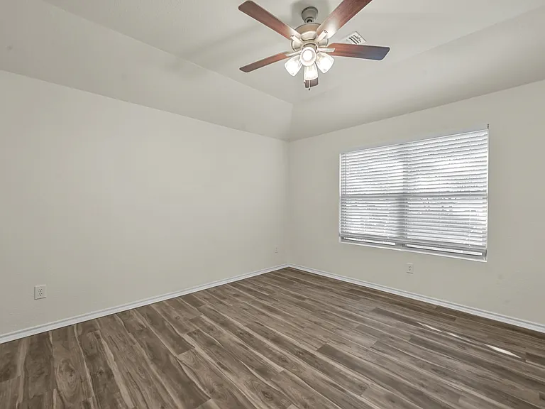 105 SE 4th St #2 — Photo 9