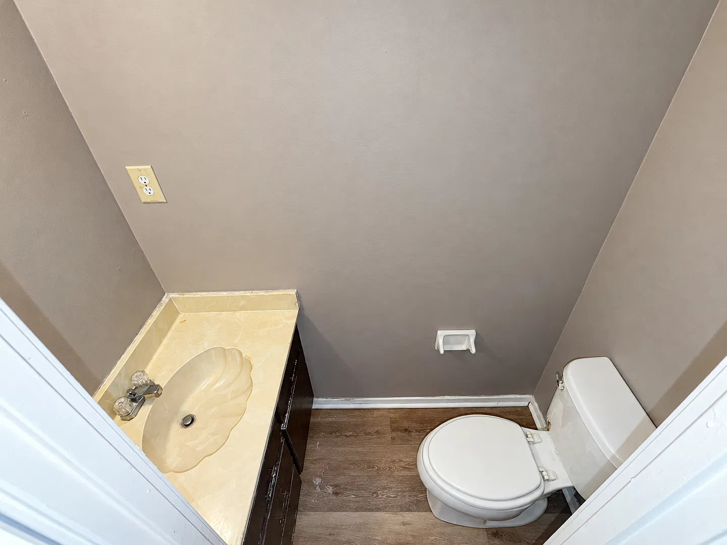 Centrally located 3 bedroom townhome — Photo 4