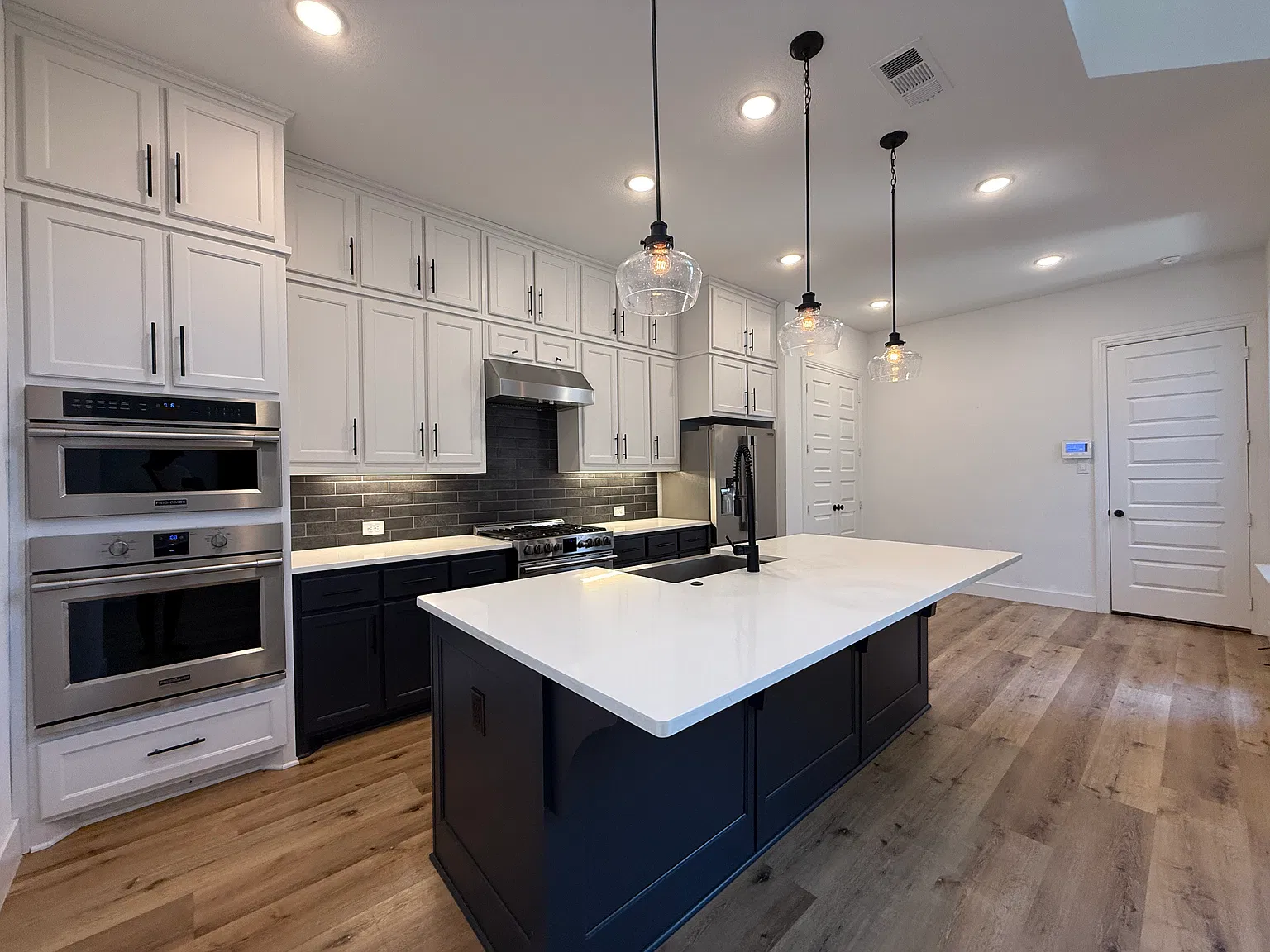 3 bed, 2.5 bath, 1761 sqft, $3,200 — Photo 4
