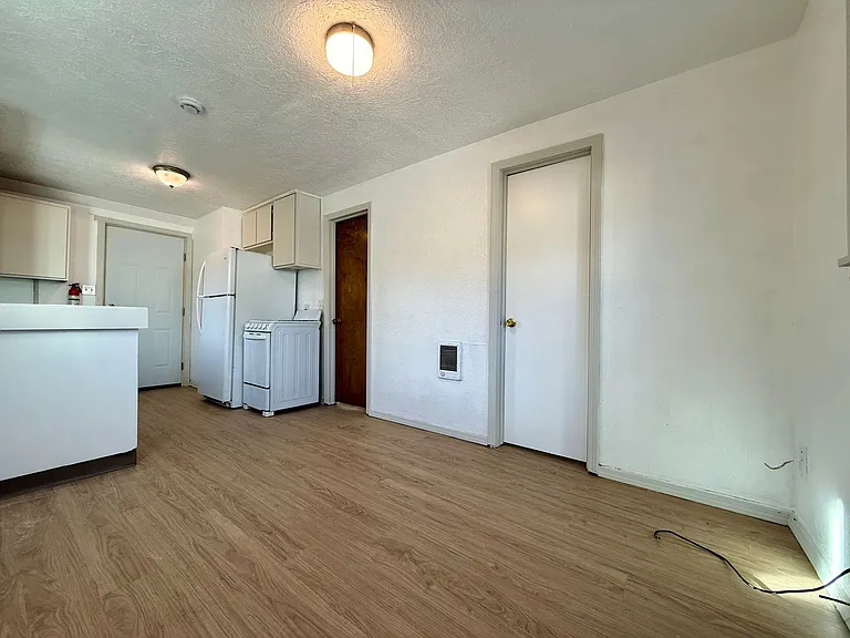 You Don't Want To Miss This Home That Is Walking Distance From Downtown Redmond!! — Photo 7
