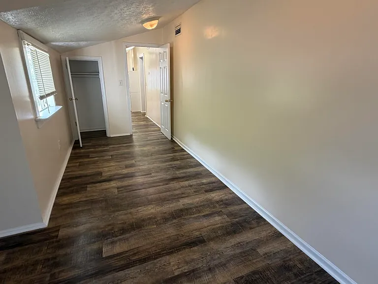 300 N James Ave — Photo 8