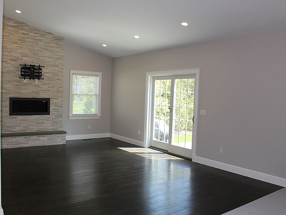 5th image of 1017 Grove St