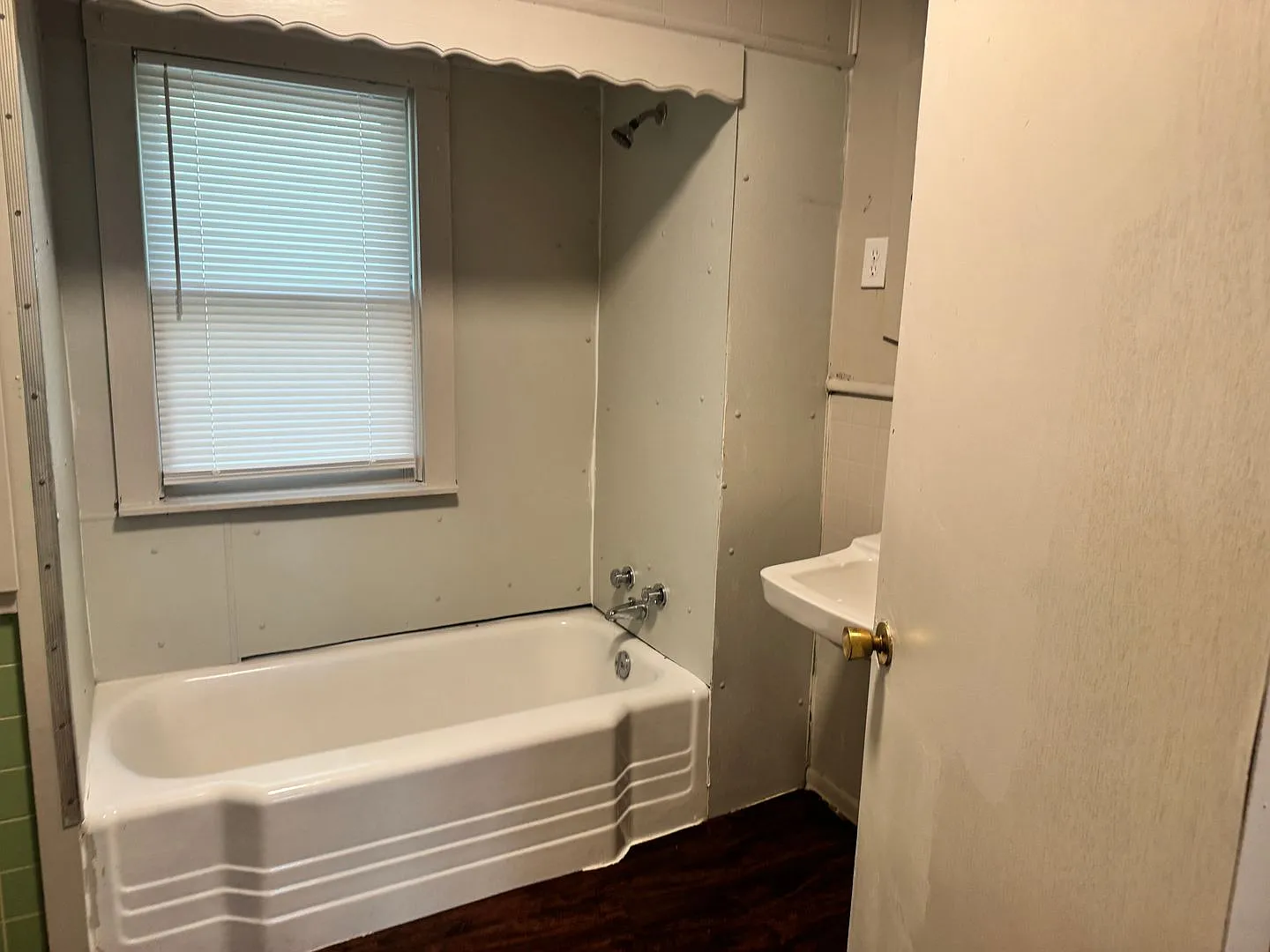 Fresh and spacious 2Bd 1 Ba w/eat-in kitchen — Photo 3