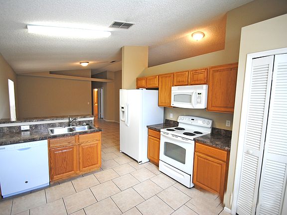 4th image of 1688 Chatham Cir