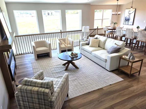 3329 Center Ct, Robins, IA 52328