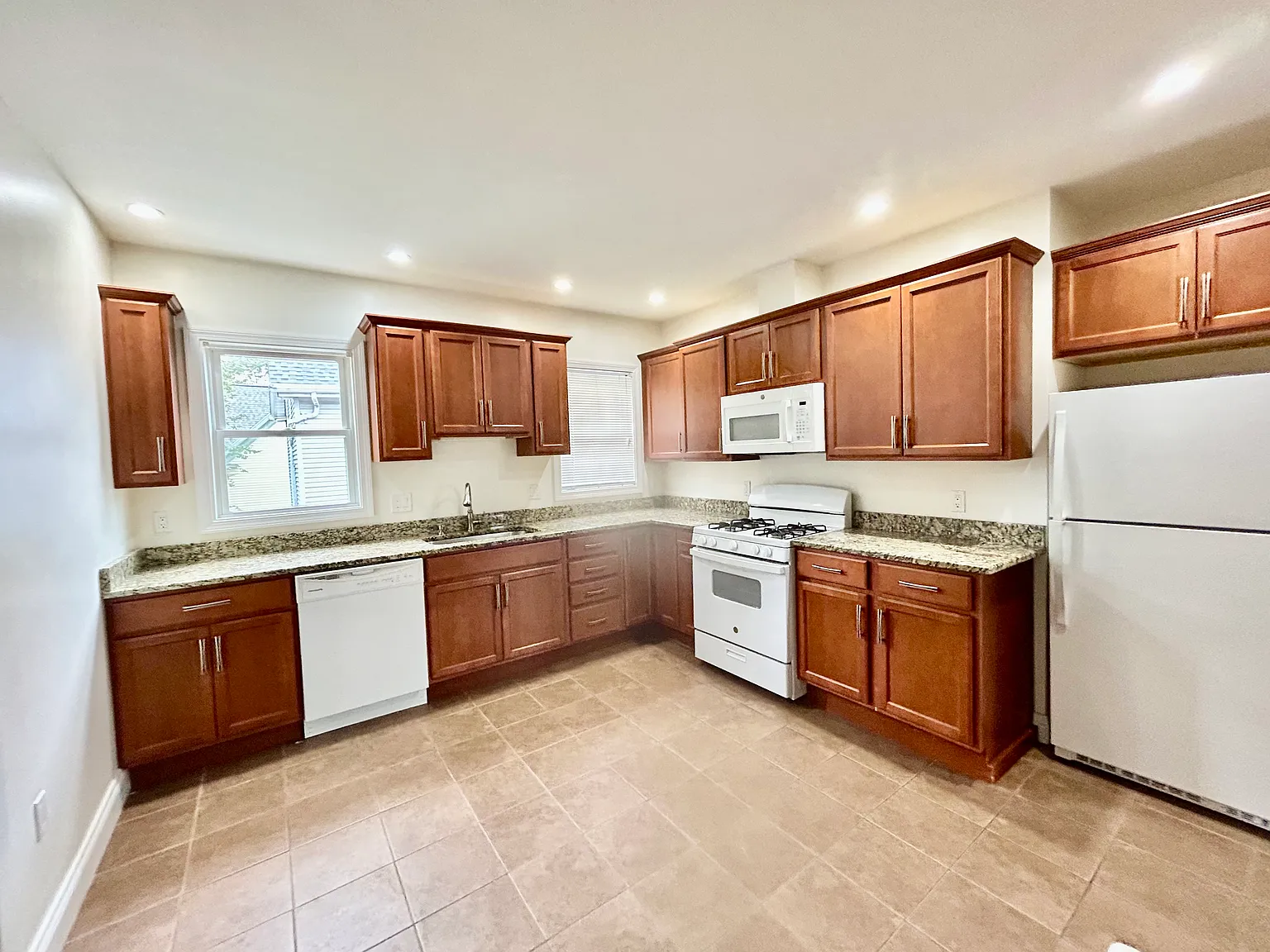 2 bed, 1050 sqft, $2,695 — Photo 2