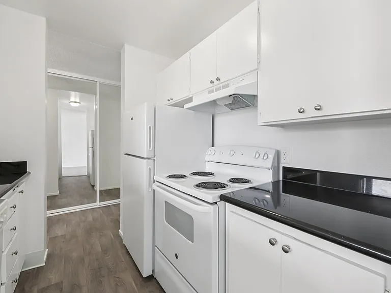Lakewood Apartments At Lake Merced — Photo 29