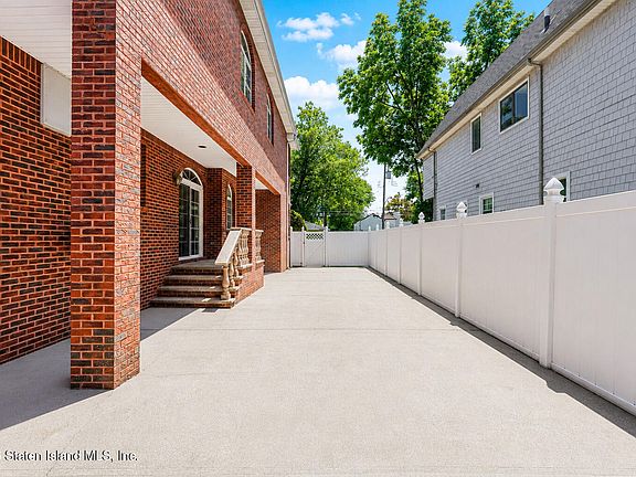 5th image of 143 Barlow Ave